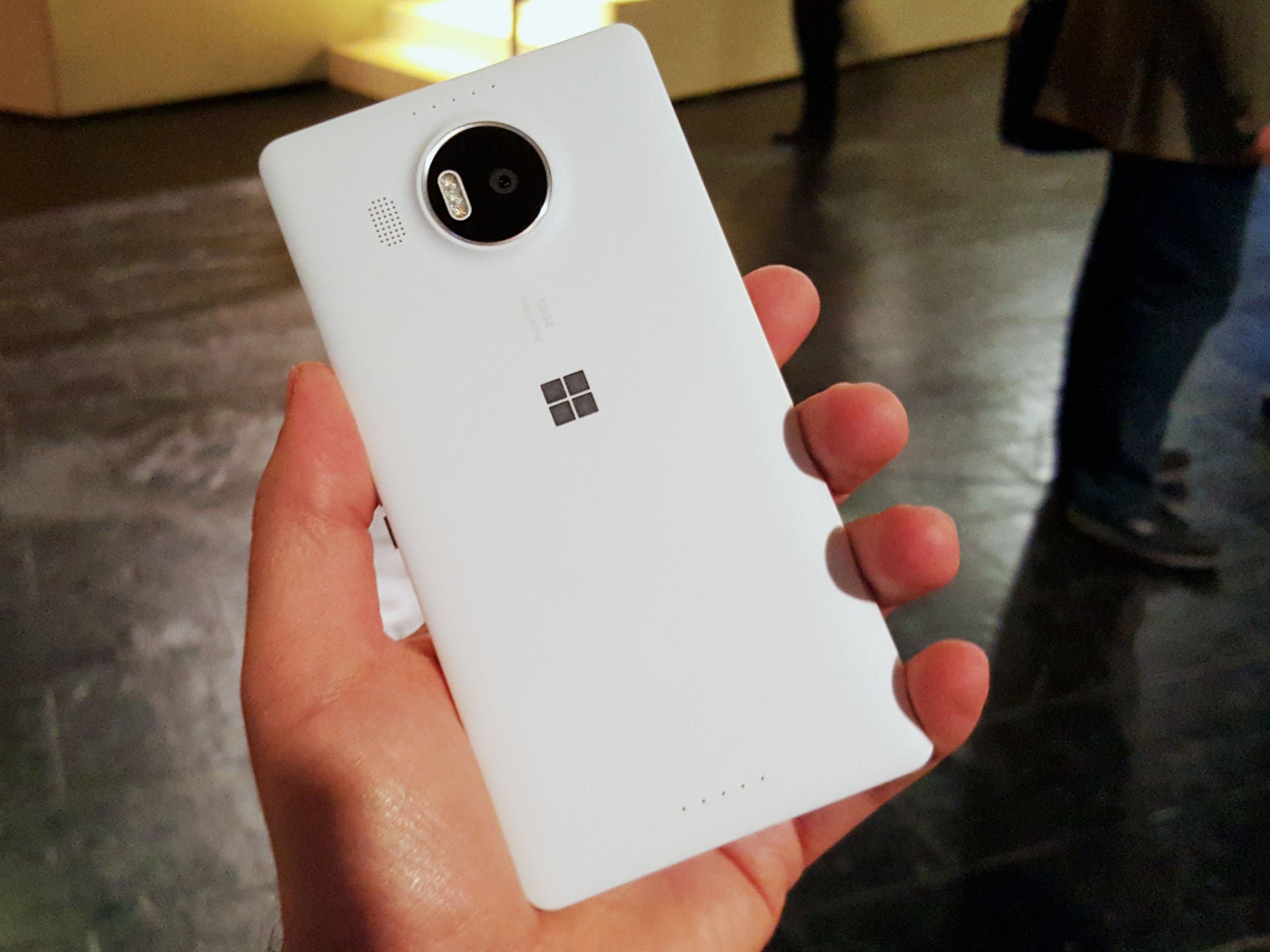 Lumia-950-xl-hands.jpg