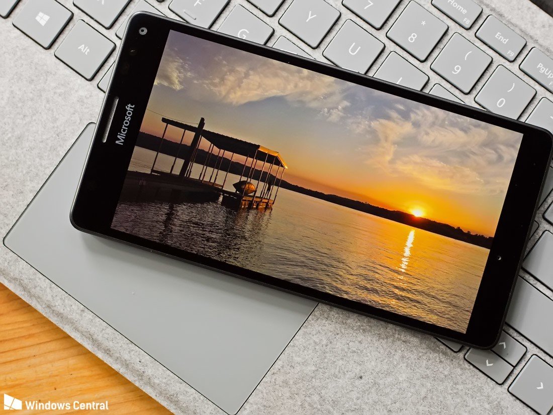lumia-950-xl-lake.jpg