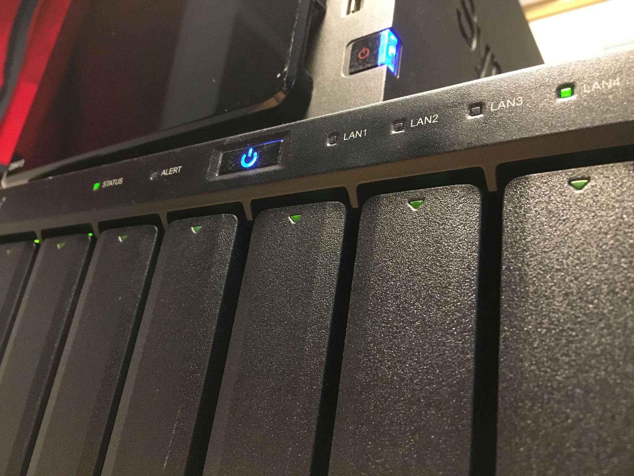 NAS-setup-QNAP-synology-hero-01.jpg