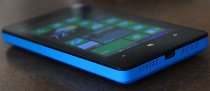 cyan_lumia810_tabled.jpg