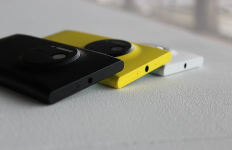 nokia-lumia-1020-black-white-yellow-tops.jpg