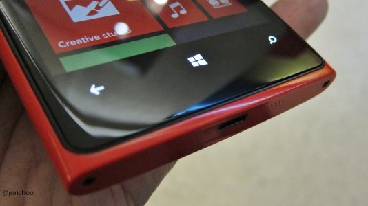 Nokia+Lumia+920+Red+bottom.JPG