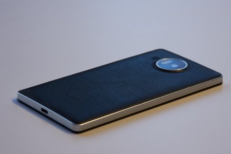 lumia-950xl-with-mozo-cover.jpg
