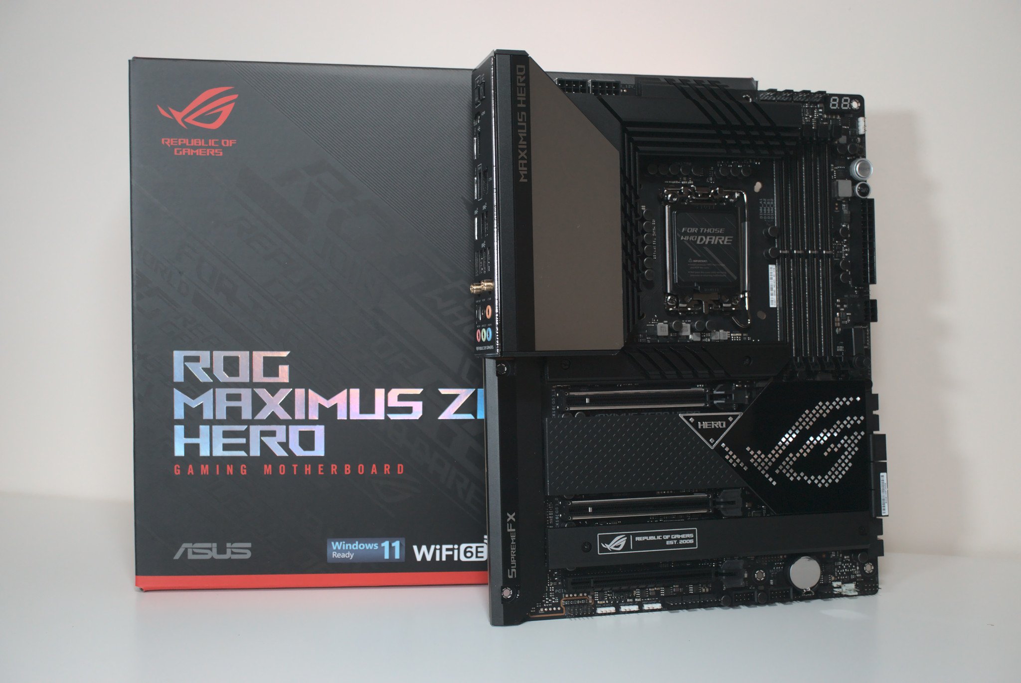 asus-rog-maximus-z690-hero-motherboard-hero.jpg