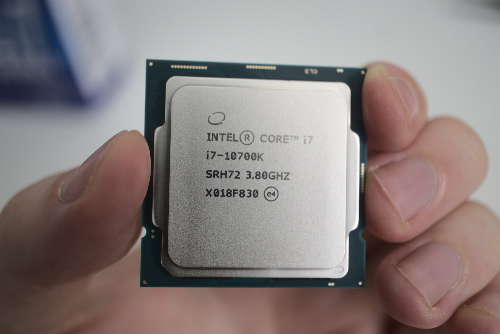 intel-core-i7-10700k-cpu-hold.jpg