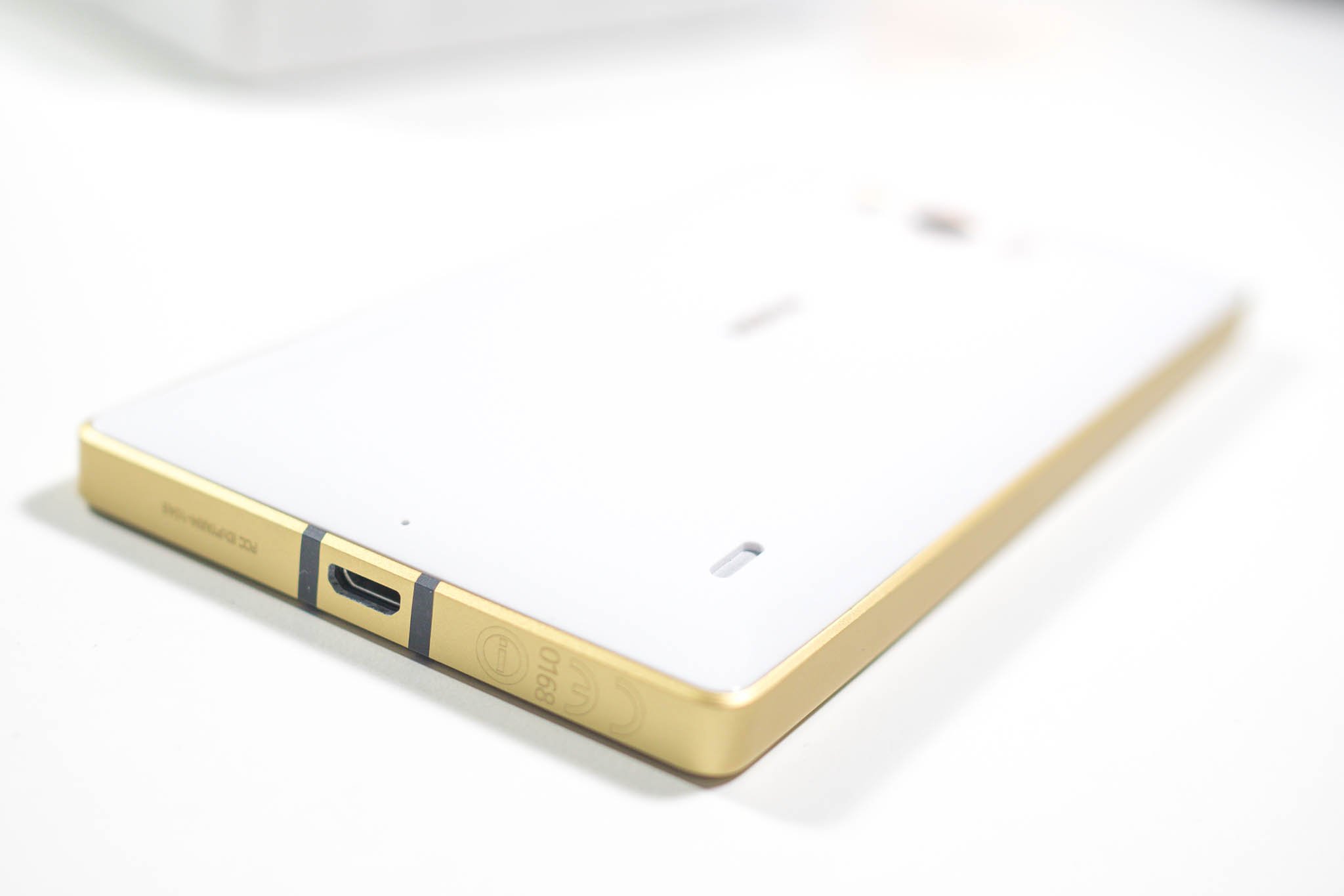 lumia-930-white-gold-back-bottom.jpg