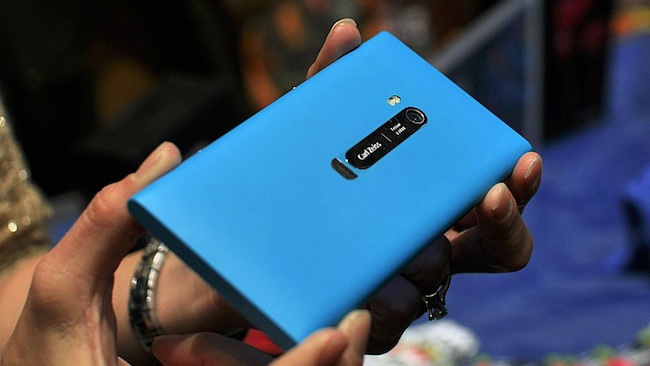 lumia_900_cyan.jpg