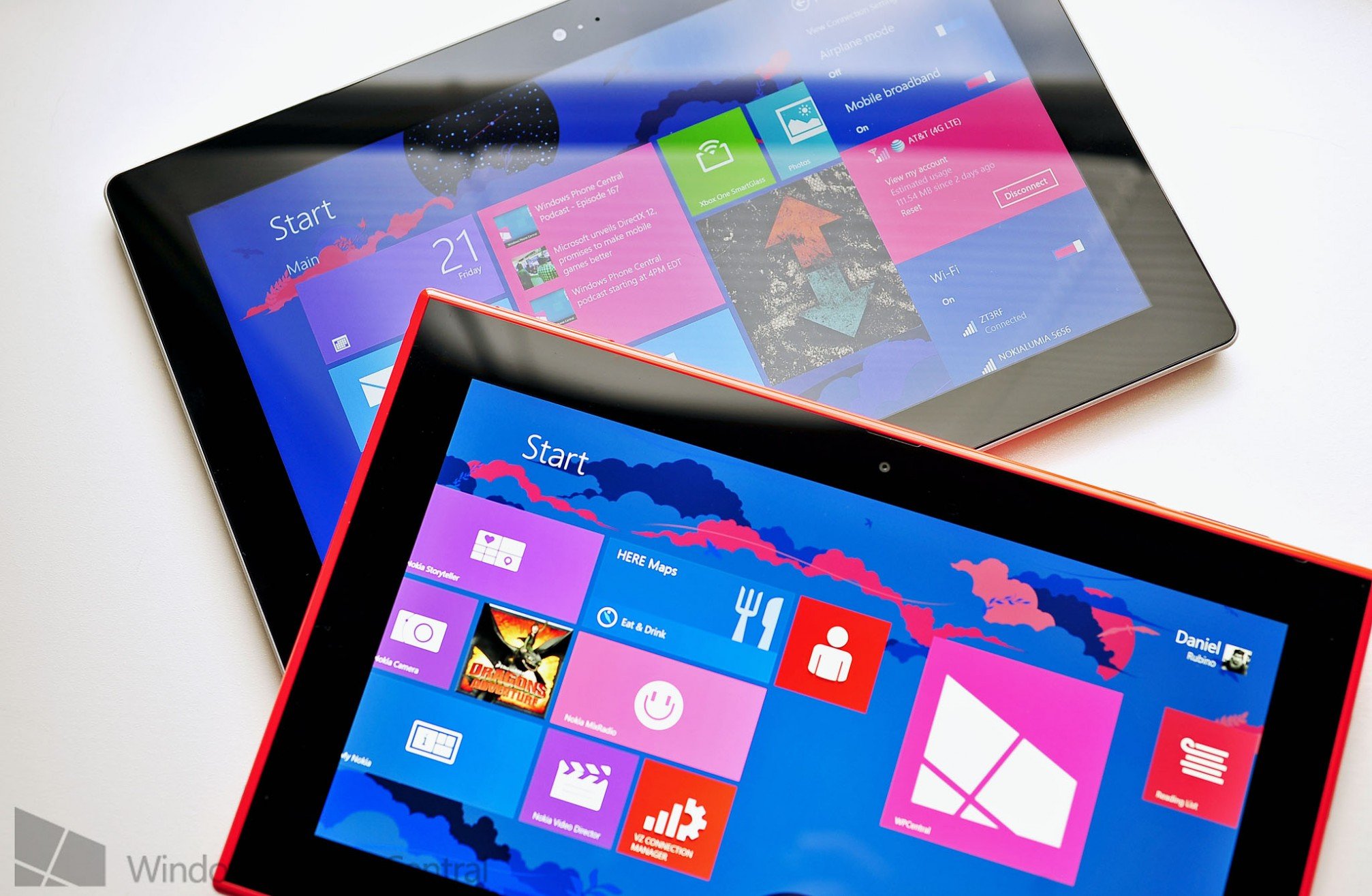 Surface2_LTE_vs_Lumia_2520.jpg