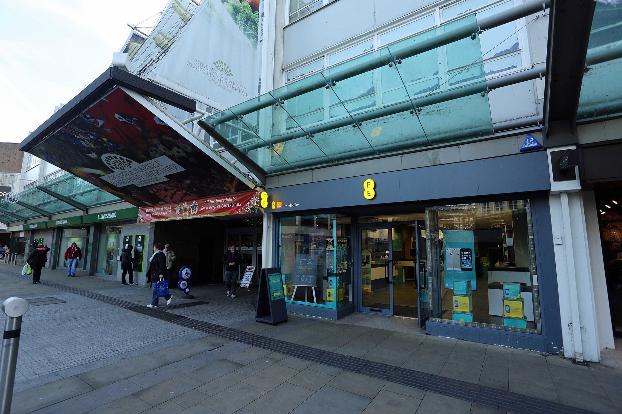 ee-store-oxford-street.jpg