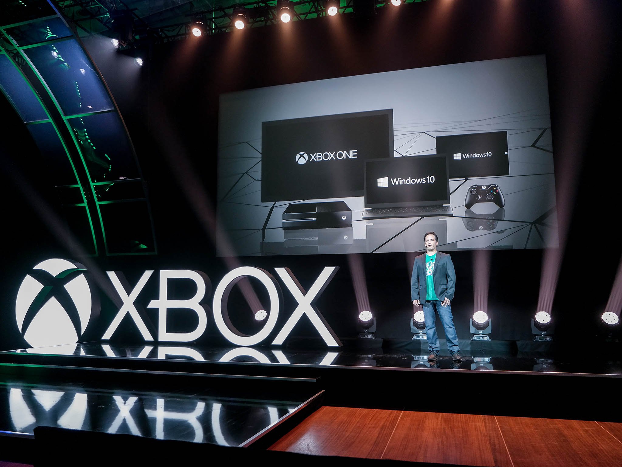 xbox-gamescom-spencer-devices.jpg