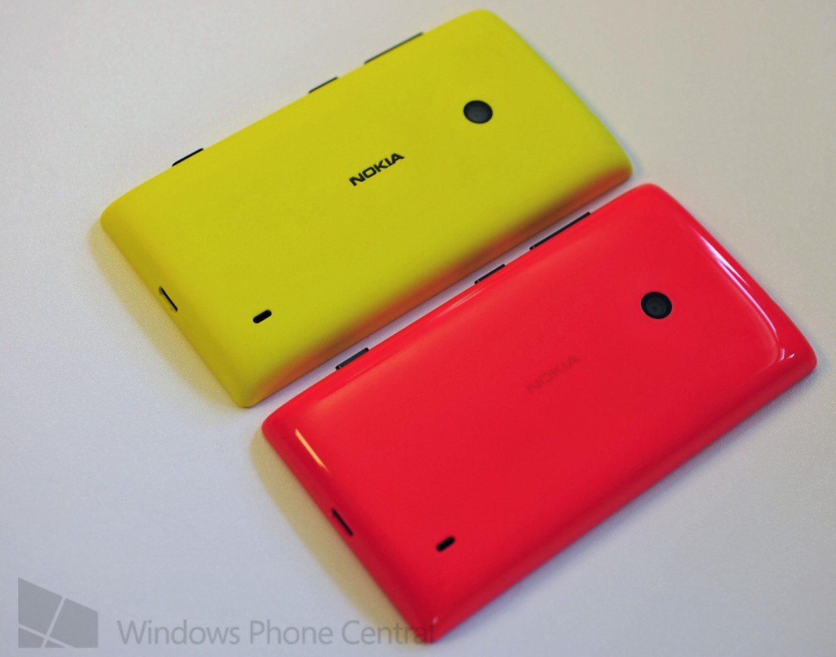 Nokia_Lumia_525_handson_vs520_back.jpg