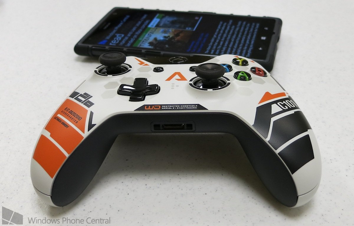 Titanfall_Limited_Edition_Xbox_One_Controller_Bottom.jpg