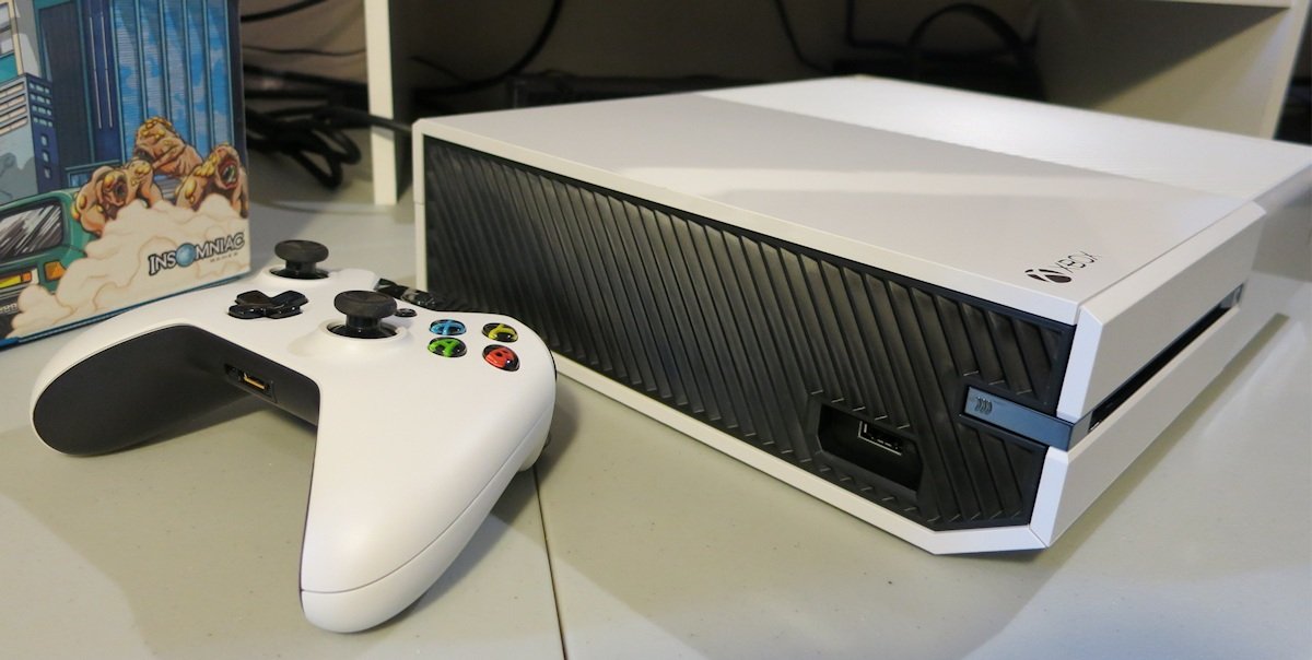 Xbox_One_Sunset_Overdrive_Special_Edition_white_console_side.jpg