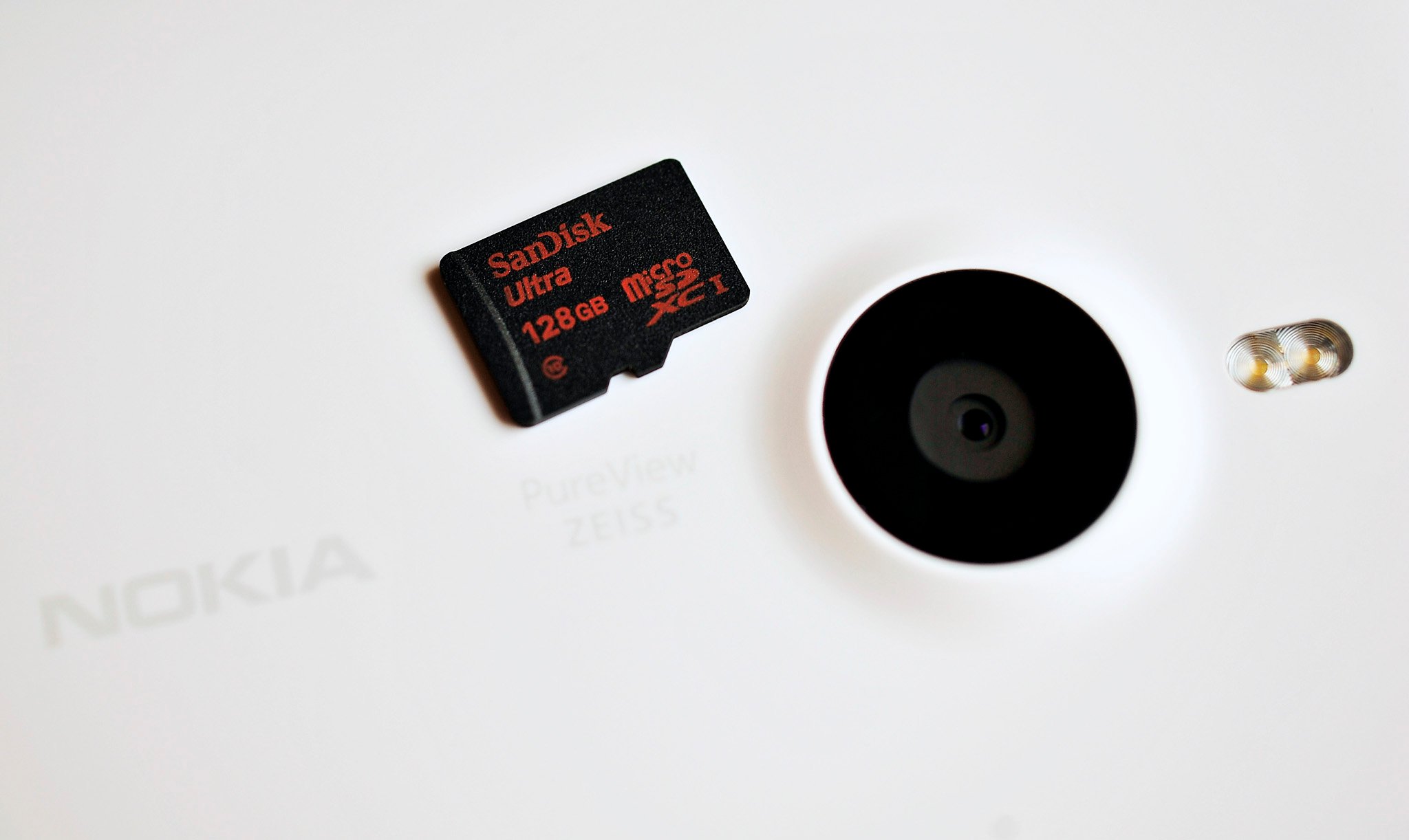 128GB_microSD_Camera_Size.jpg