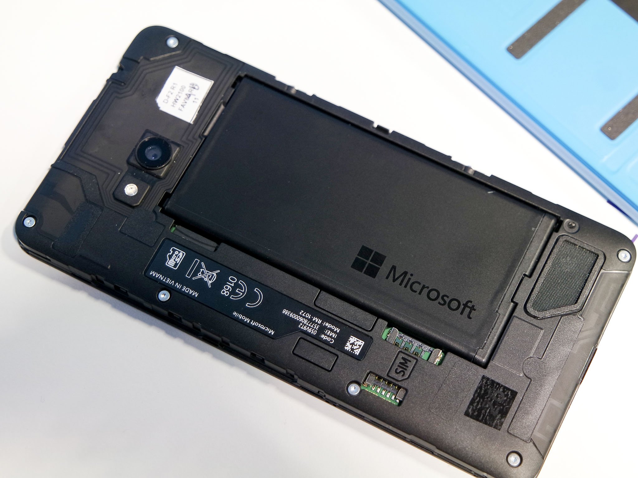 lumia-640-cyan-battery.jpg
