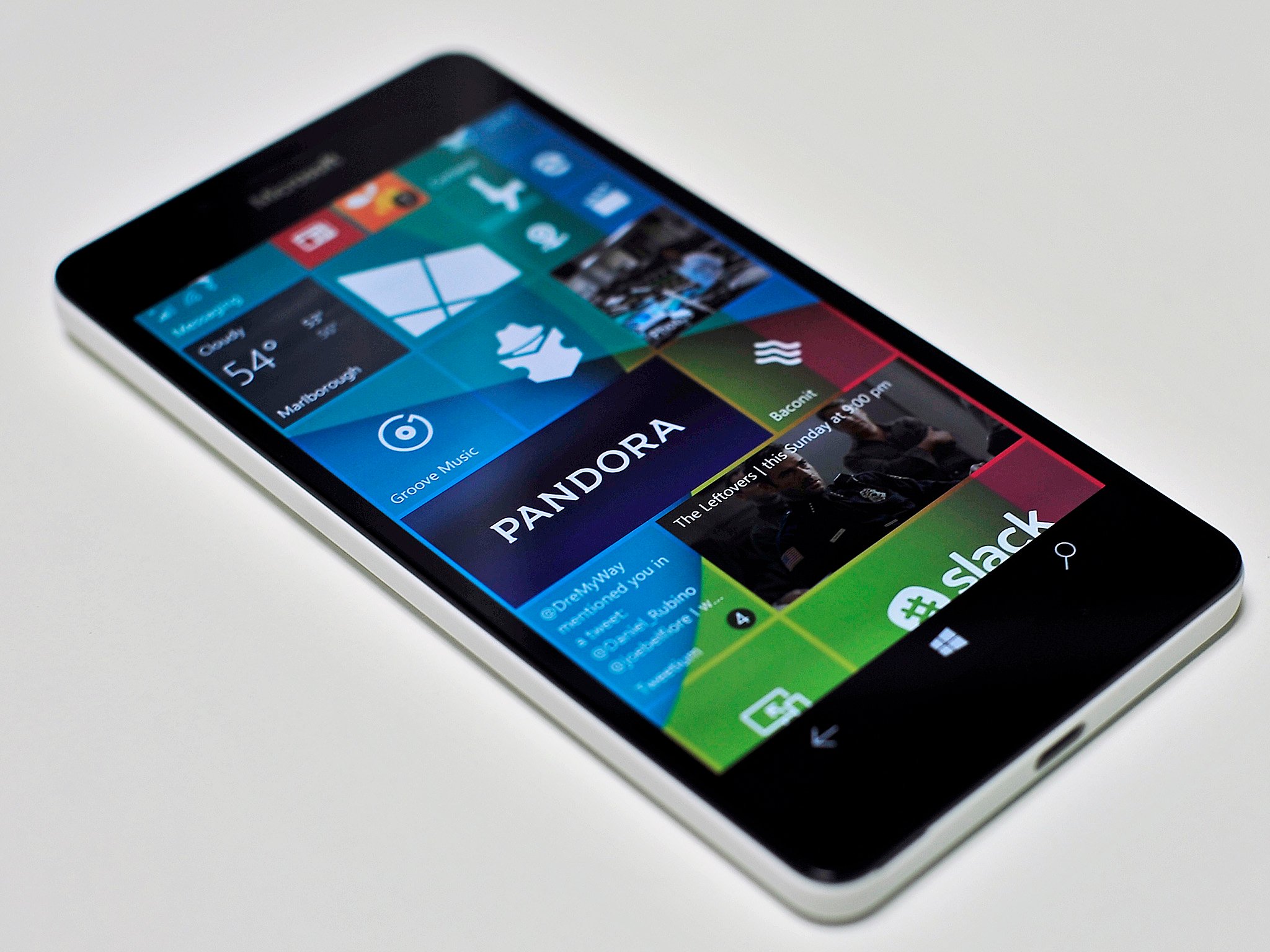 Lumia-950-hero-display-side-startscreen.jpg