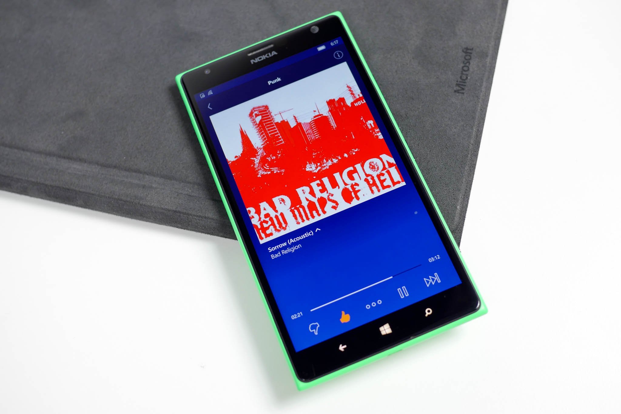 pandora-lumia-1520-win-10-mobile.jpg