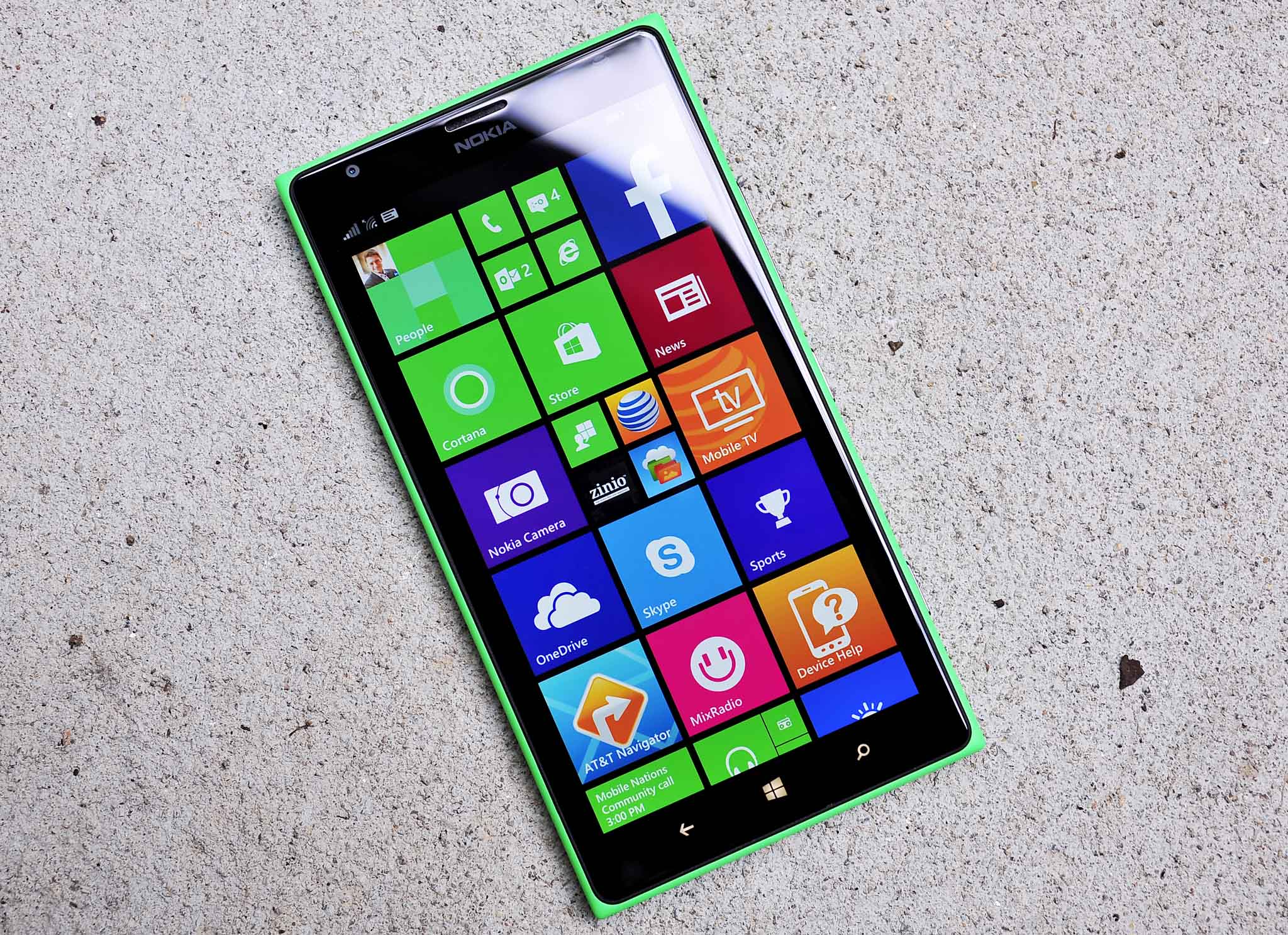 Lumia_1520_green_pavement_display.jpg