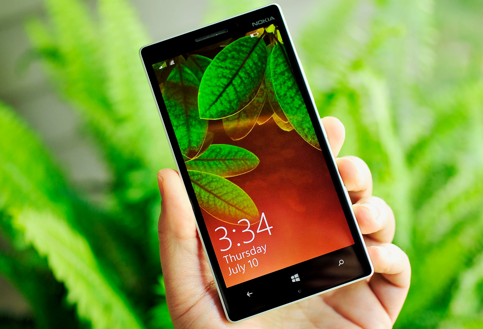 Lumia_930_lede_holding.jpg