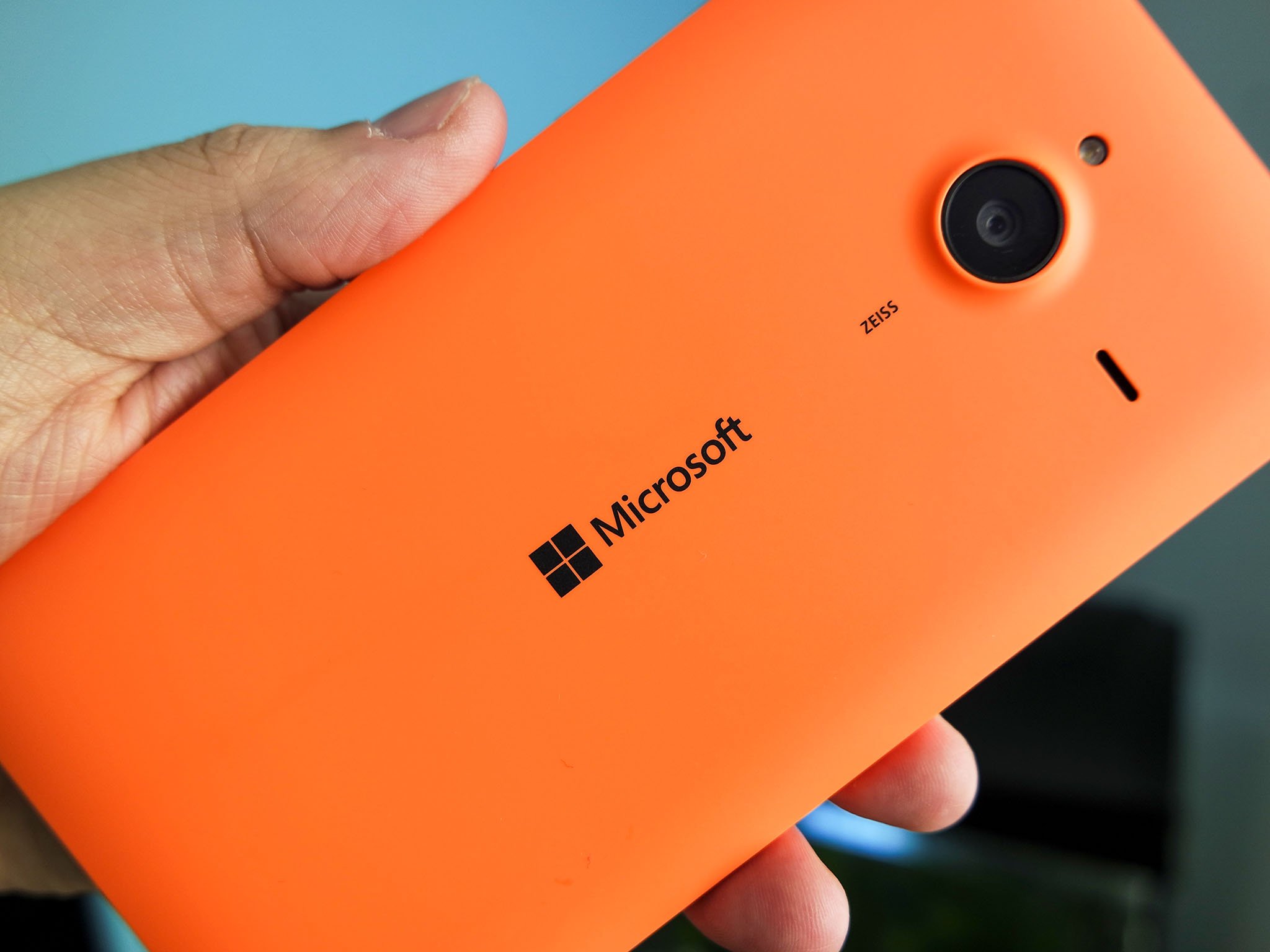 lumia-640-xl-orange-rear.jpg