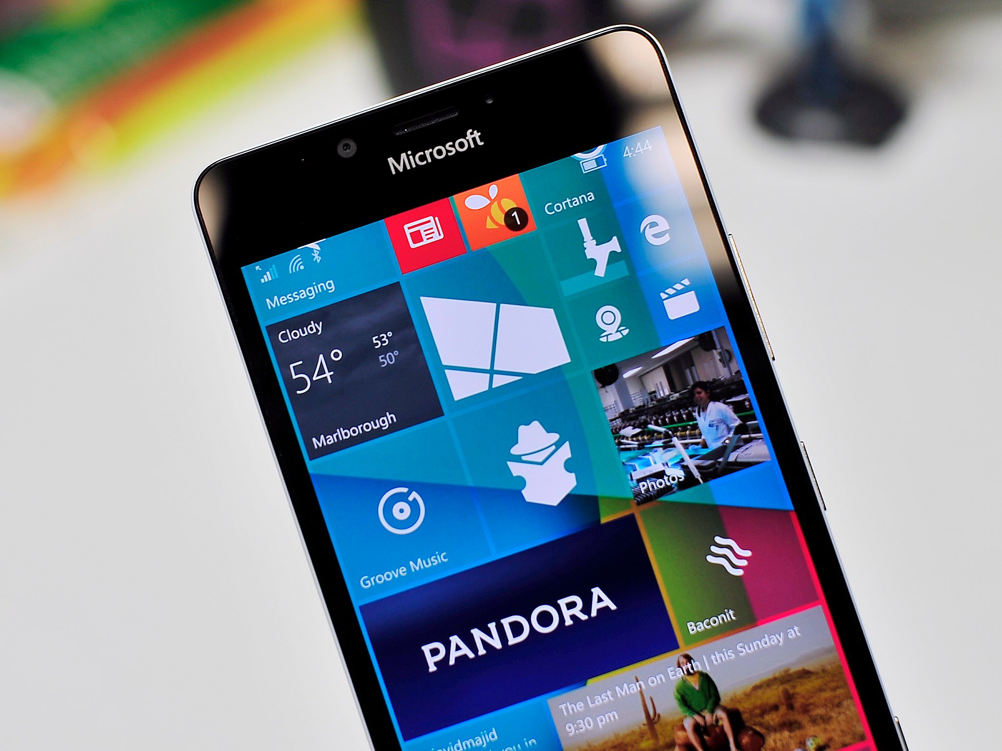 Lumia-950-display-quarter.jpg