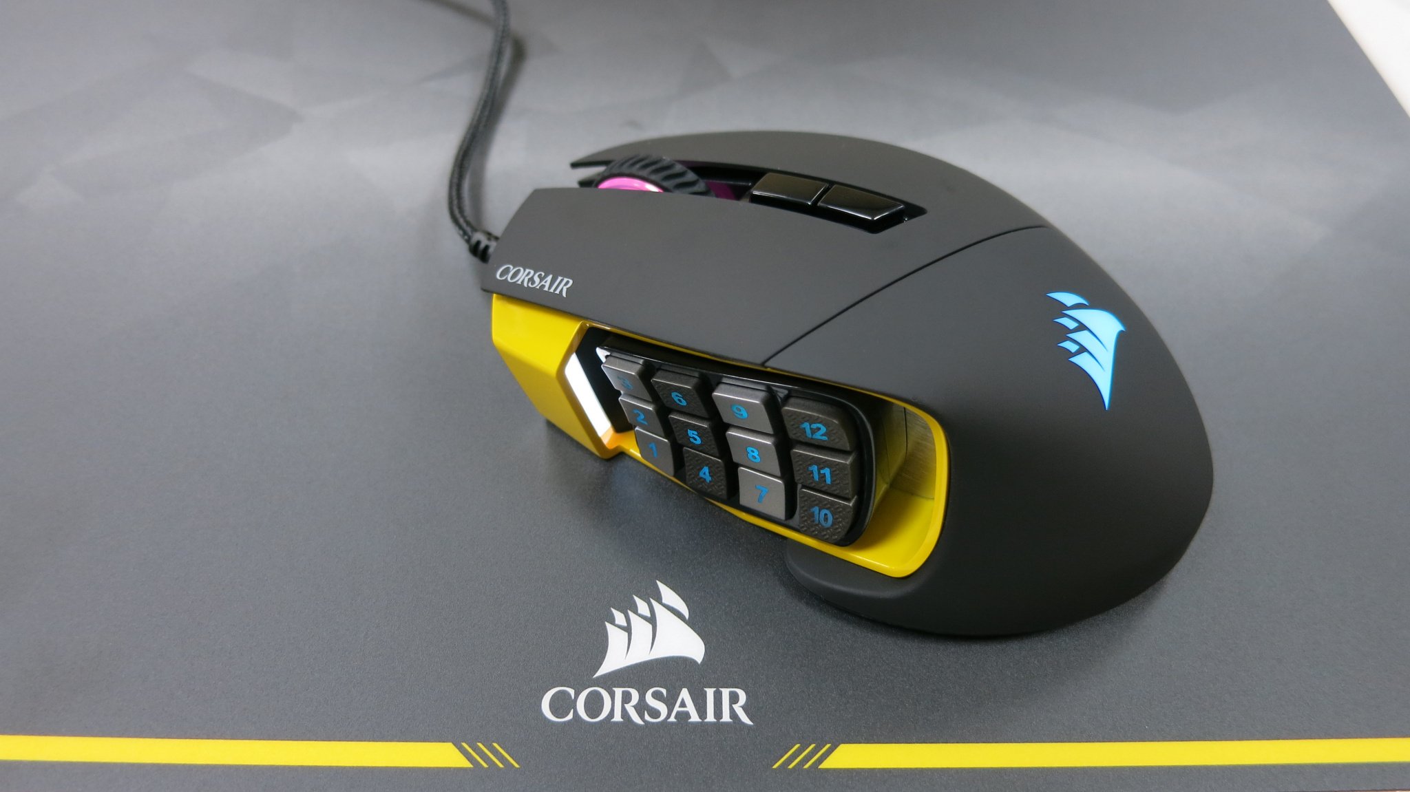 Corsair-Scimitar-Gaming-Mouse-photo-main.jpg