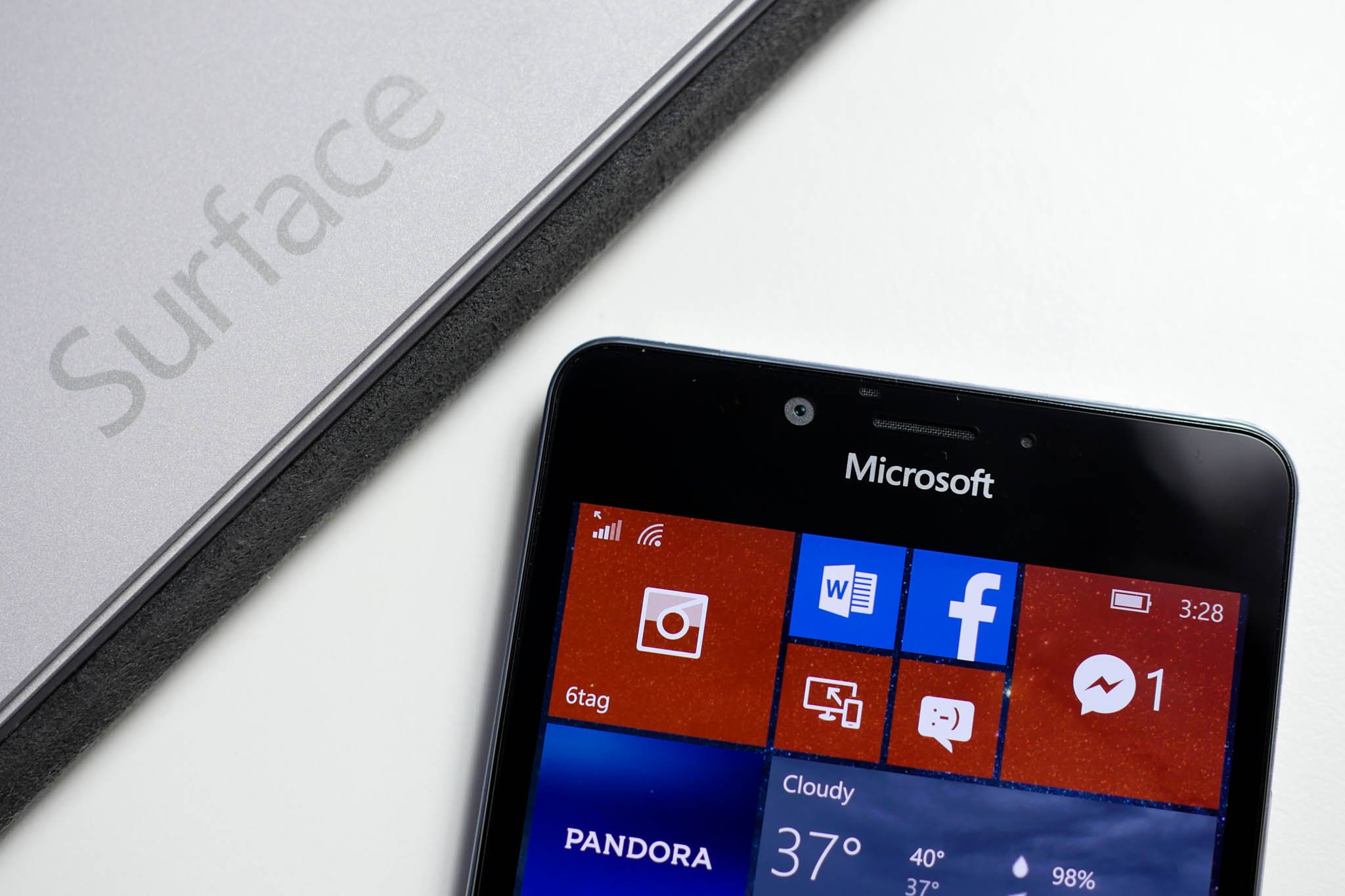 surface-phone-microsoft-logo.jpg