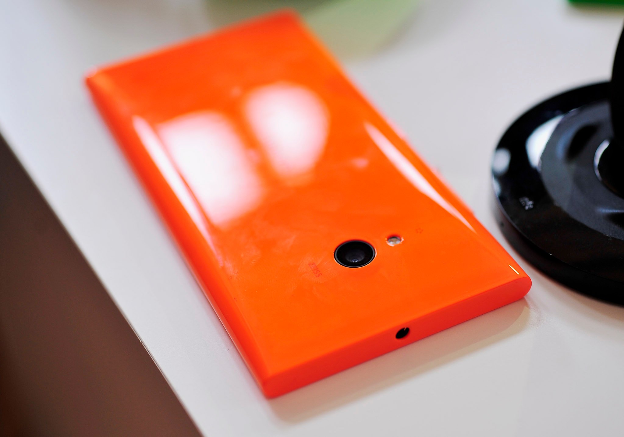 Lumia_730_orange_back.jpg