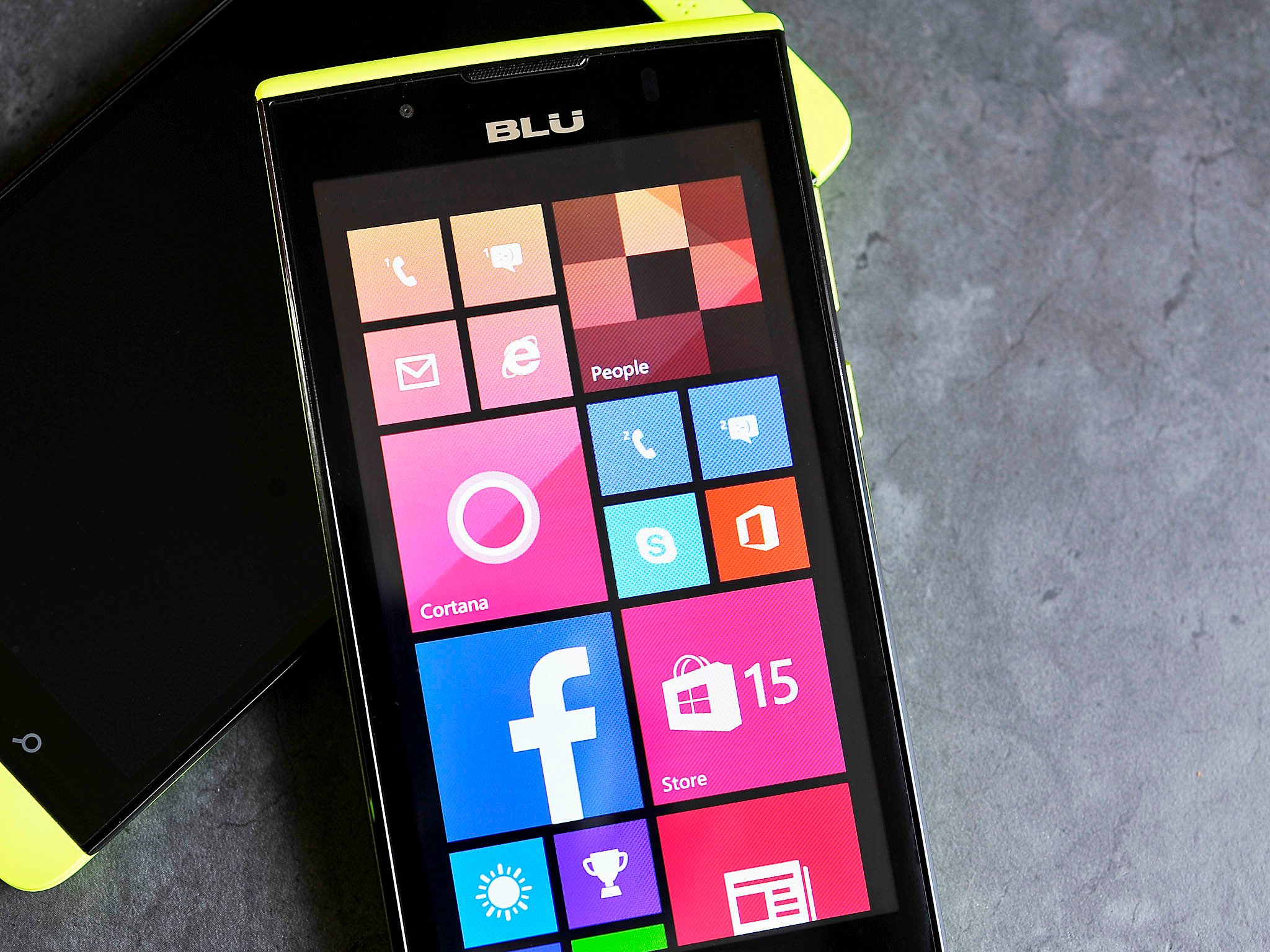 BLU-Win-JR-LTE-Front-Display-Yellow.jpg