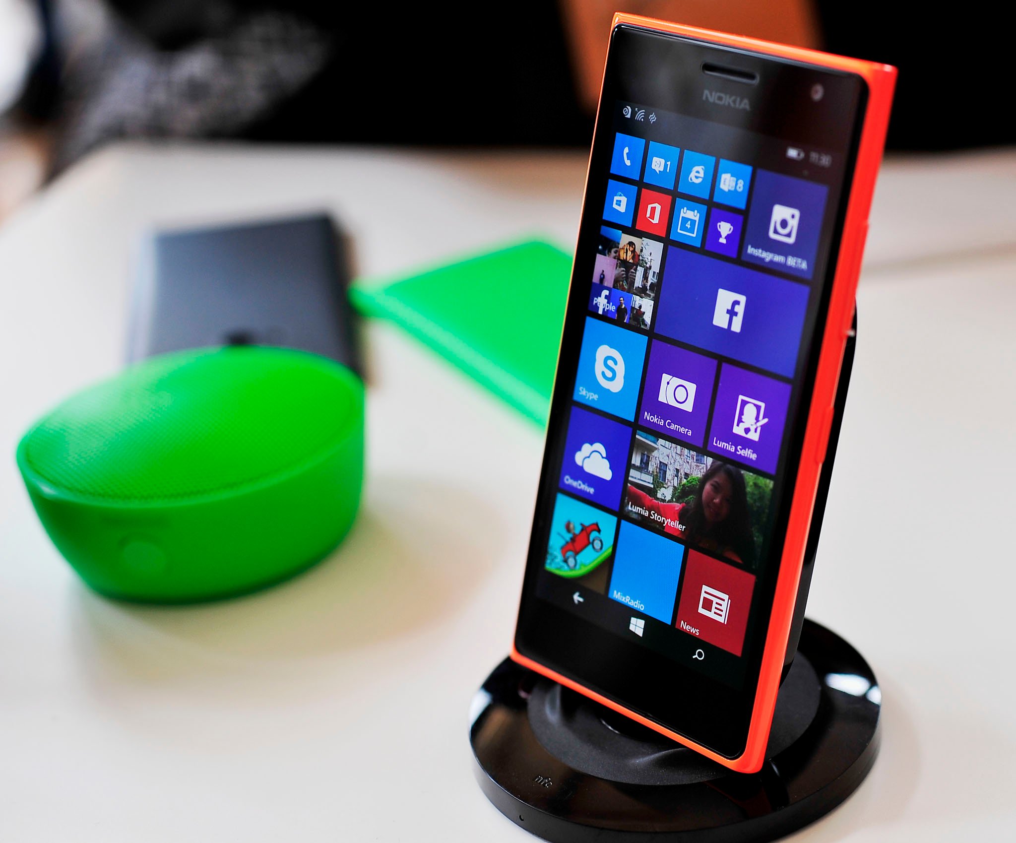 Lumia_730_stand.jpg