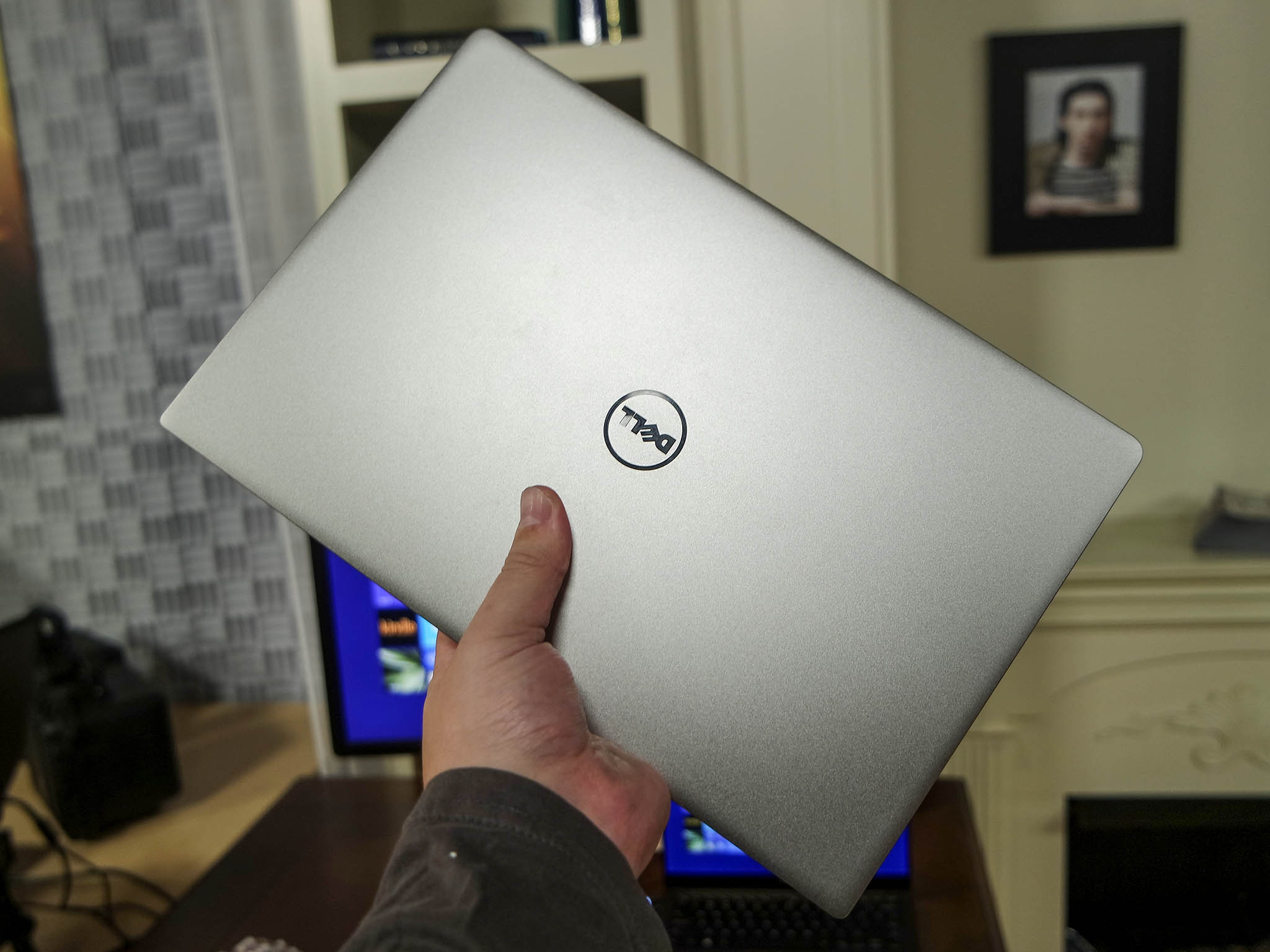 dell-xps-13-handson-inhand.jpg