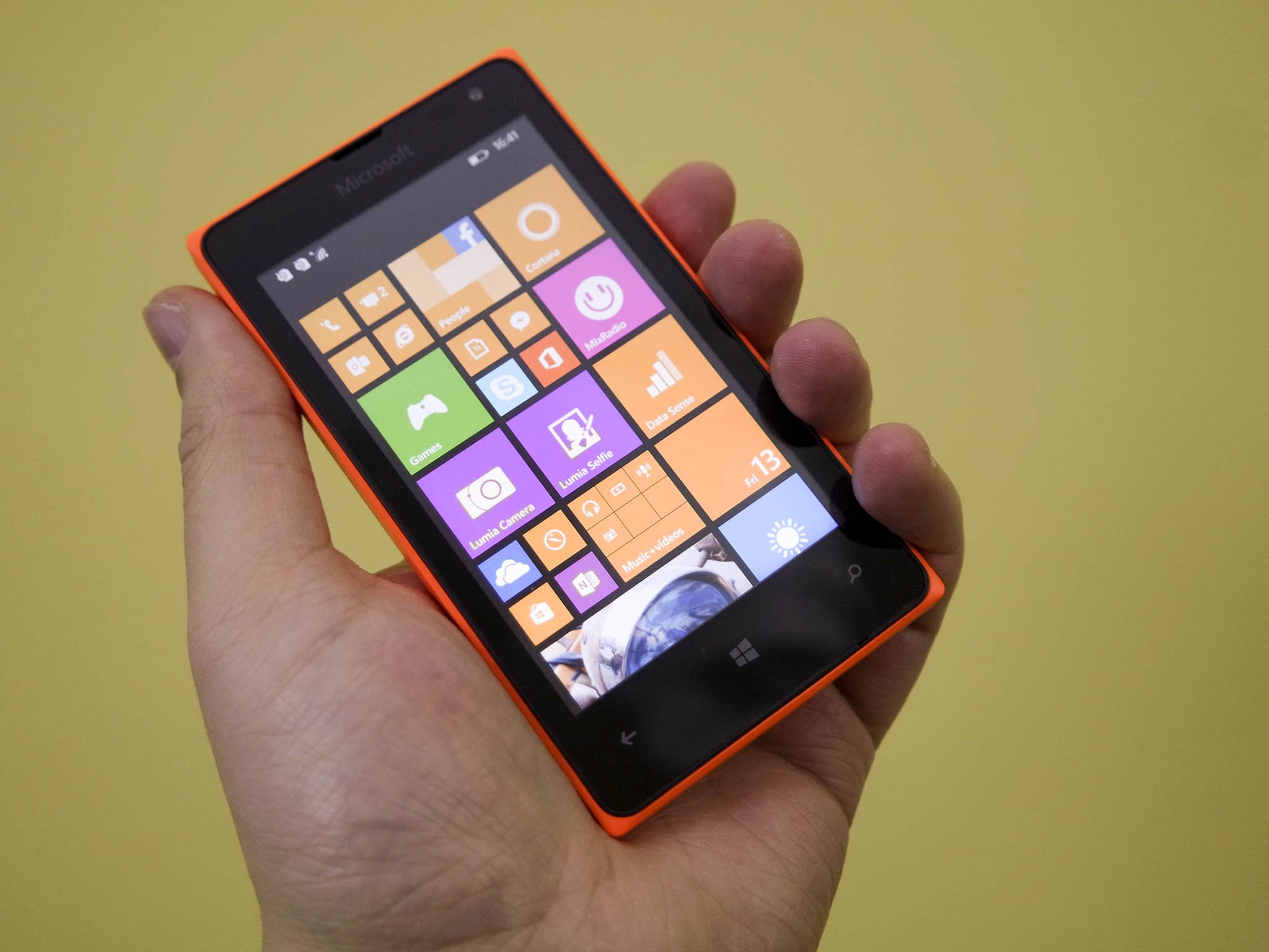 lumia-435-hand.jpg