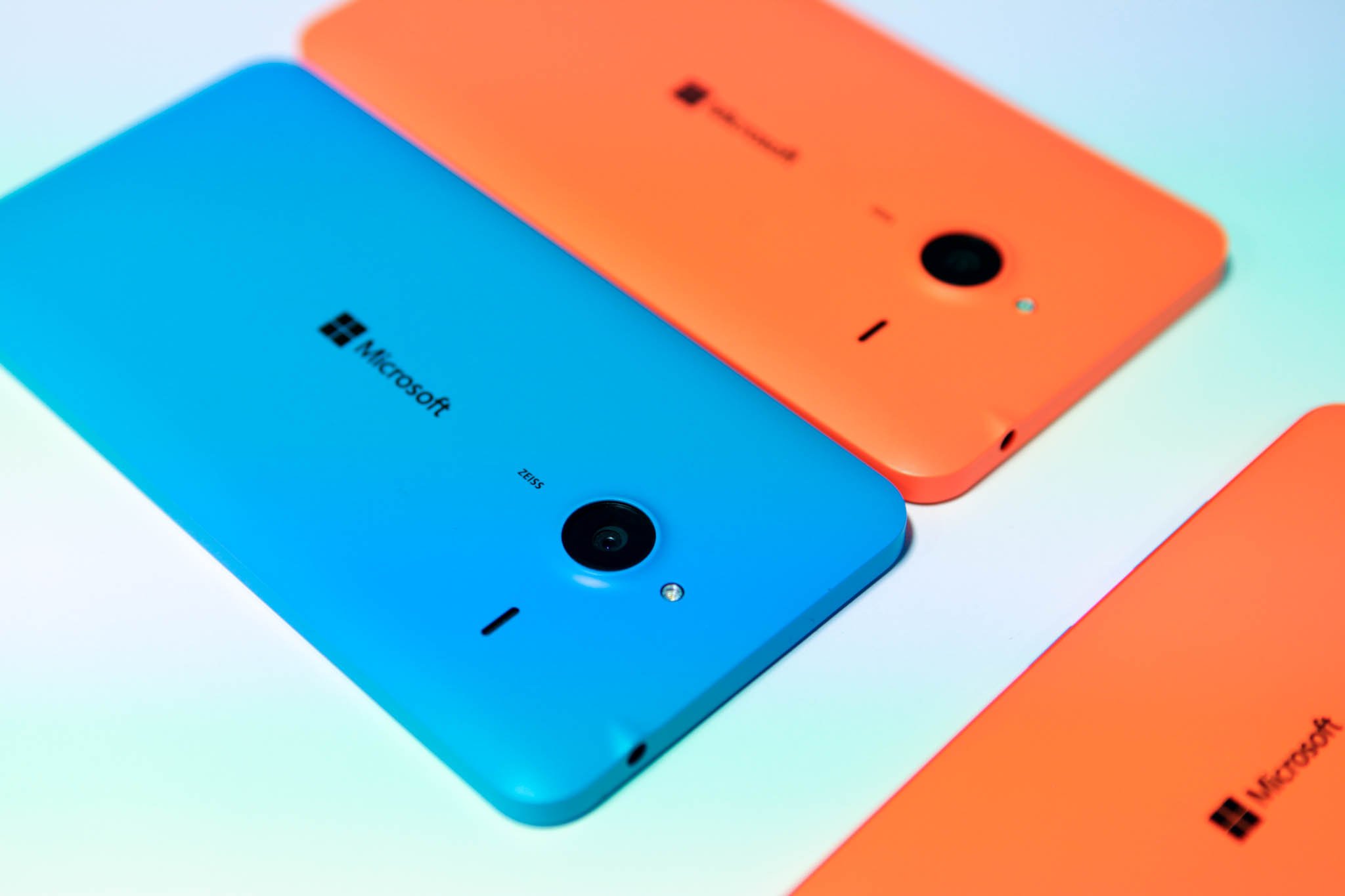 lumia-640-xl-cyan-orange-back.jpg