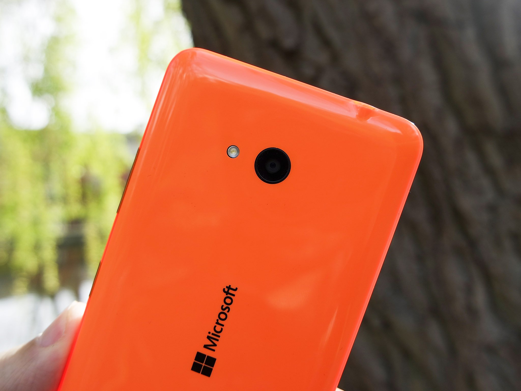 lumia-640-orange-camera-rear.jpg