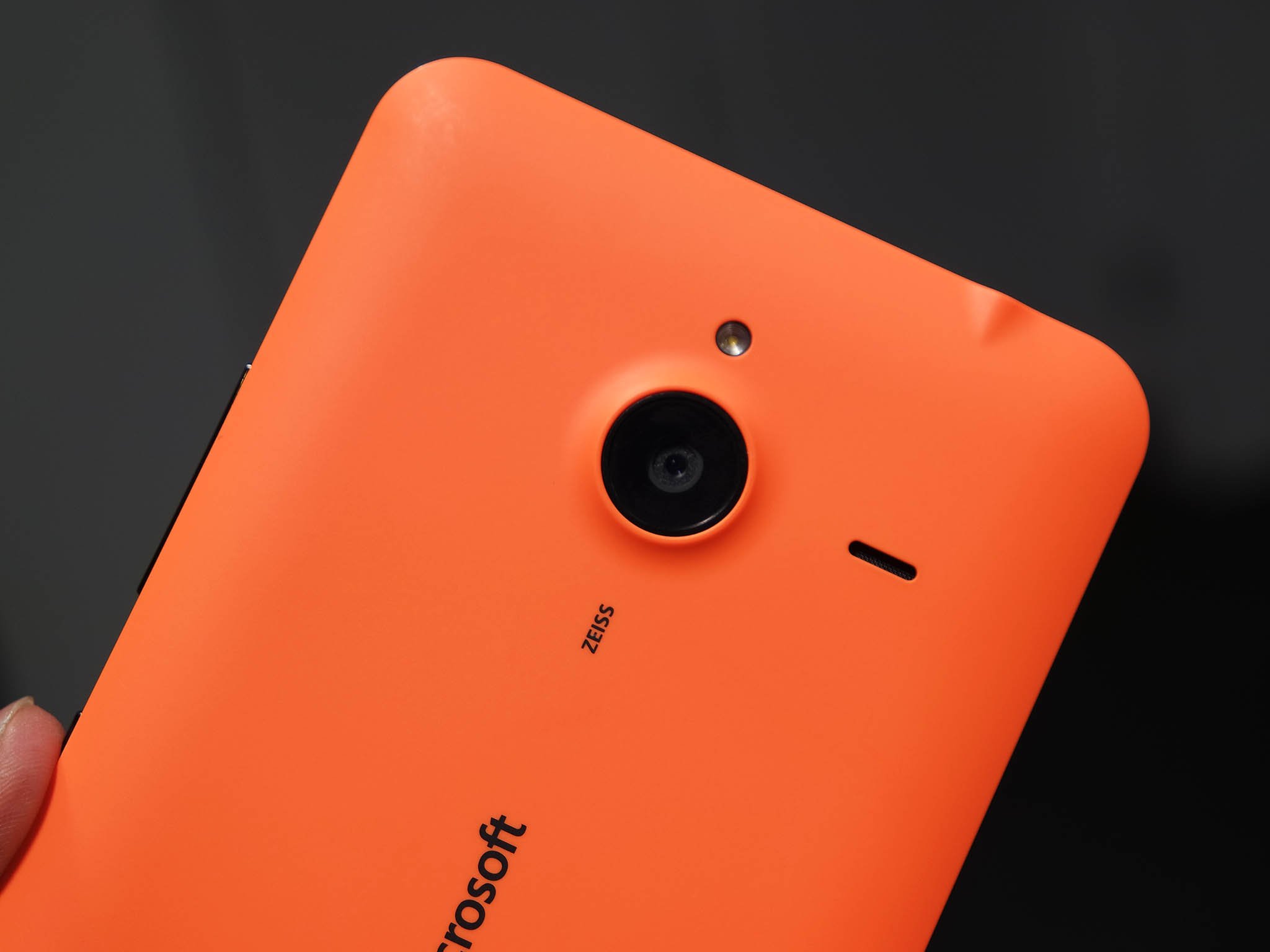 lumia-640-xl-camera-rear-orange.jpg