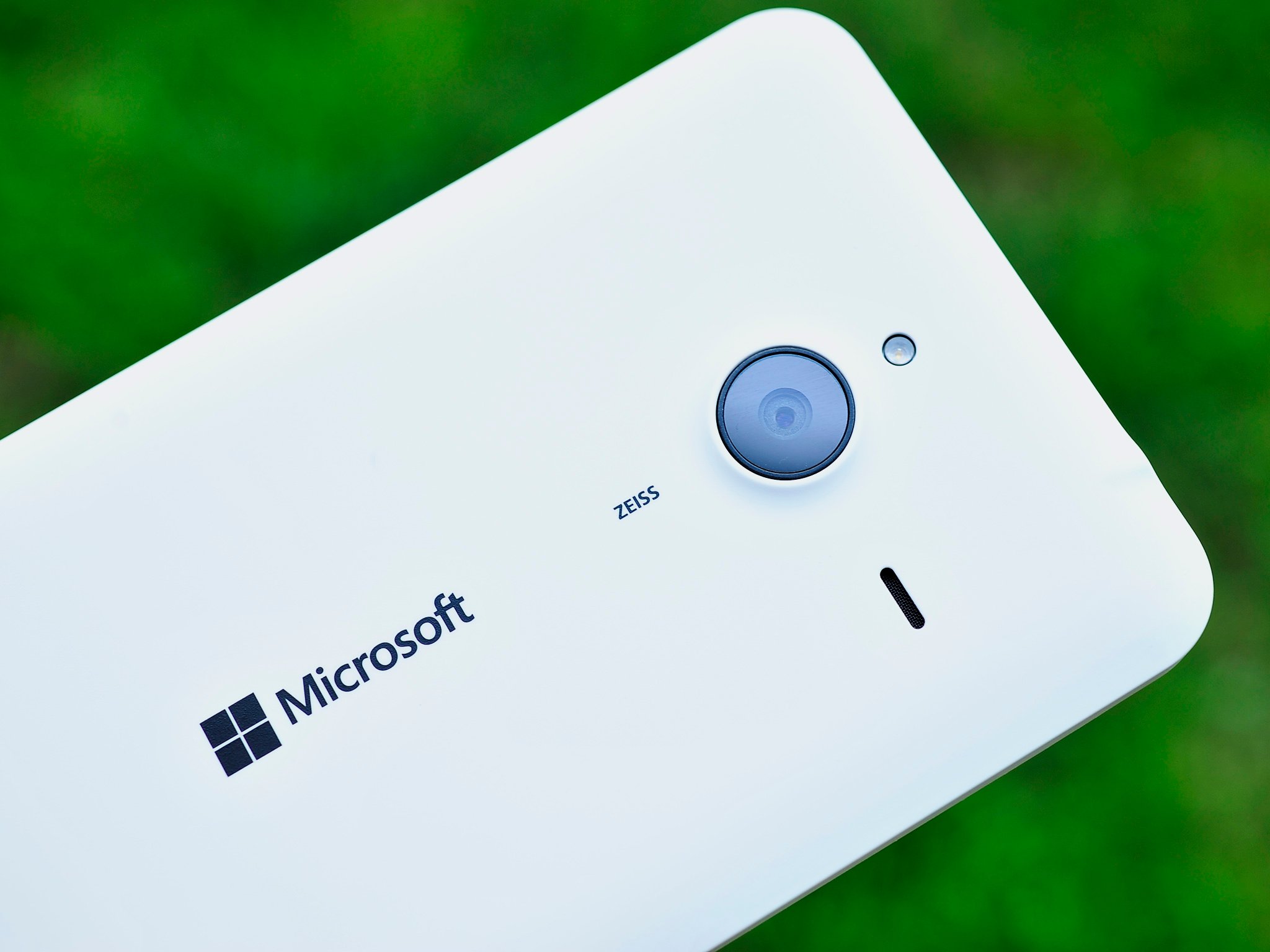 Lumia-640-xl-white-att-camera-logo.jpg