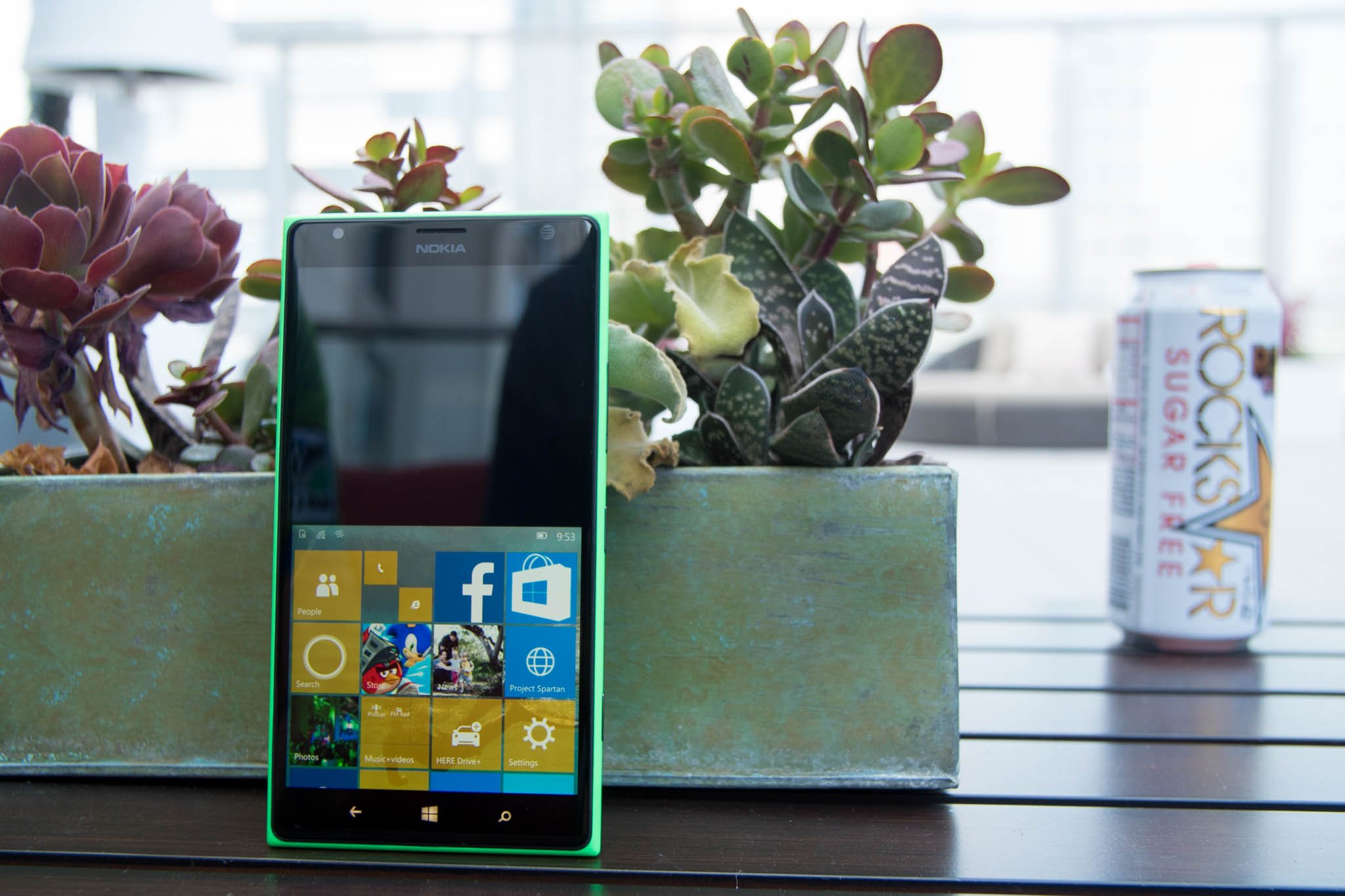 lumia-1520-win10-one-hand_0.jpg