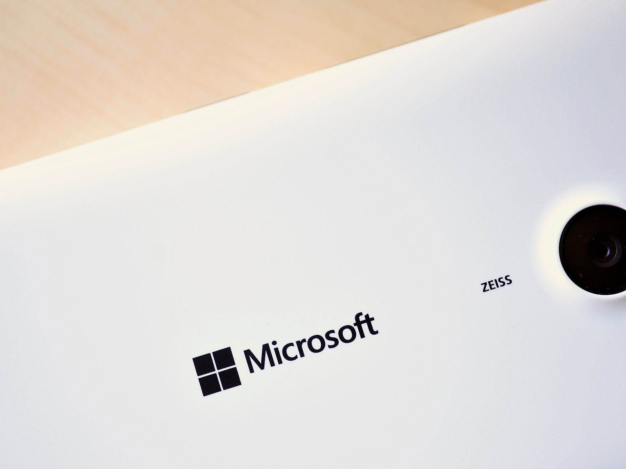 Microsoft-logo-phone-back.jpg