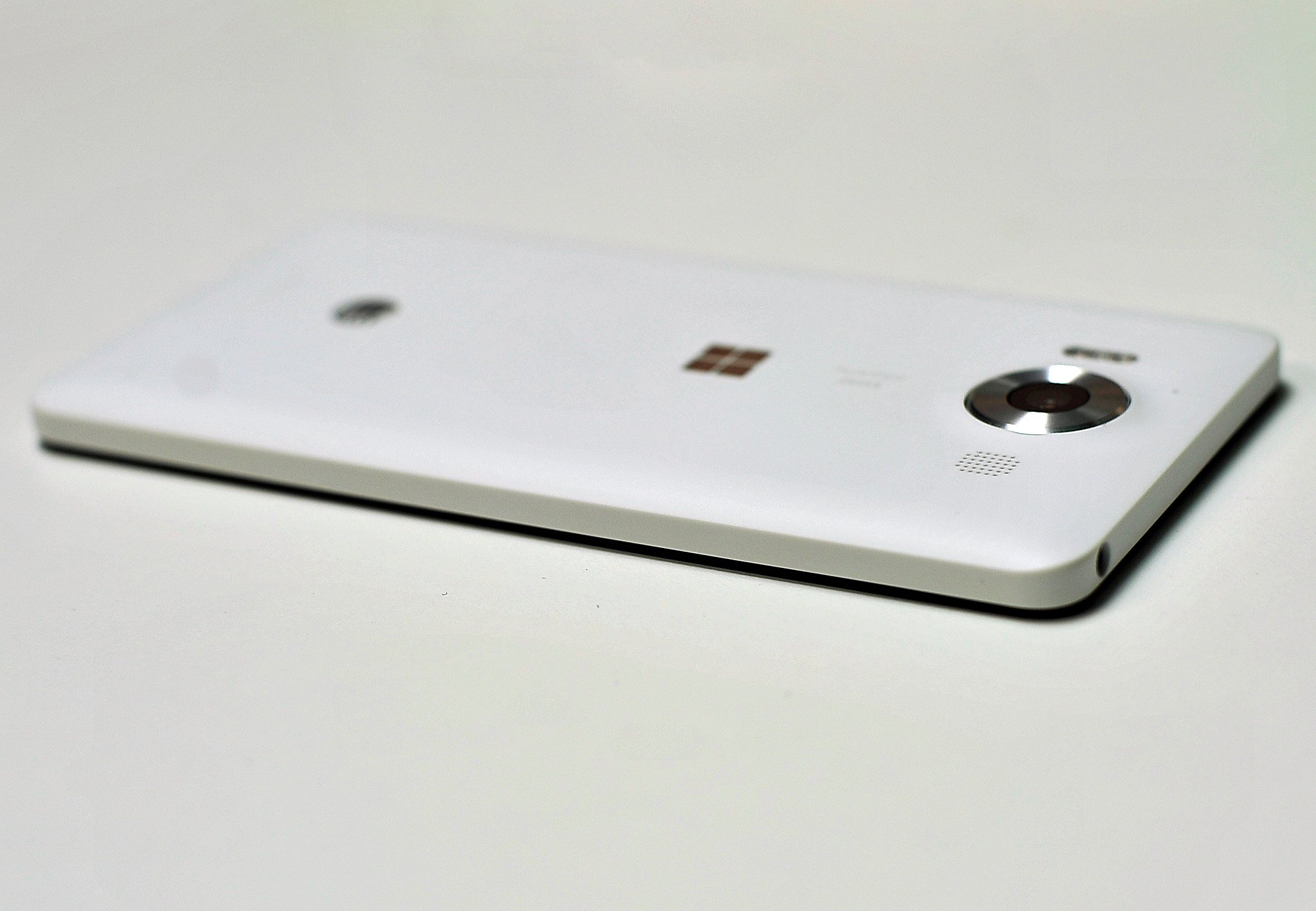Lumia-950-side-flat-white.jpg