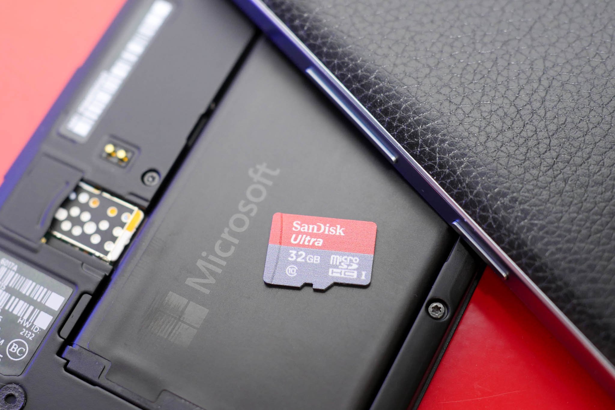microsd-card-lumia-950-back-battery.jpg
