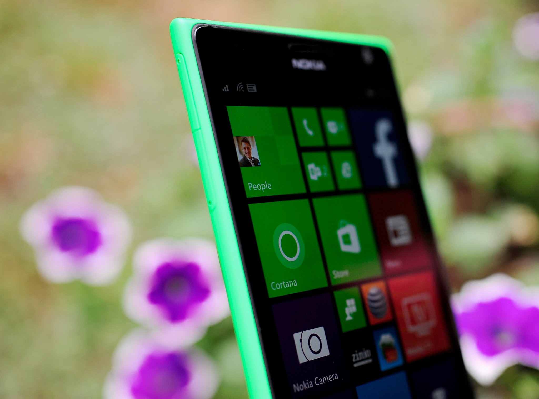 Lumia_1520_green_side_flower.jpg