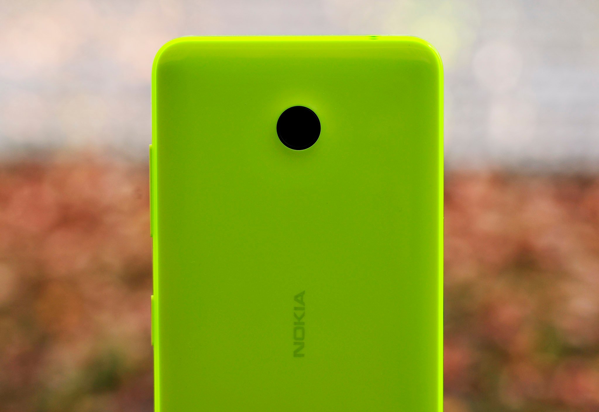Lumia_635_Review_back_camera_logo_yello.jpg