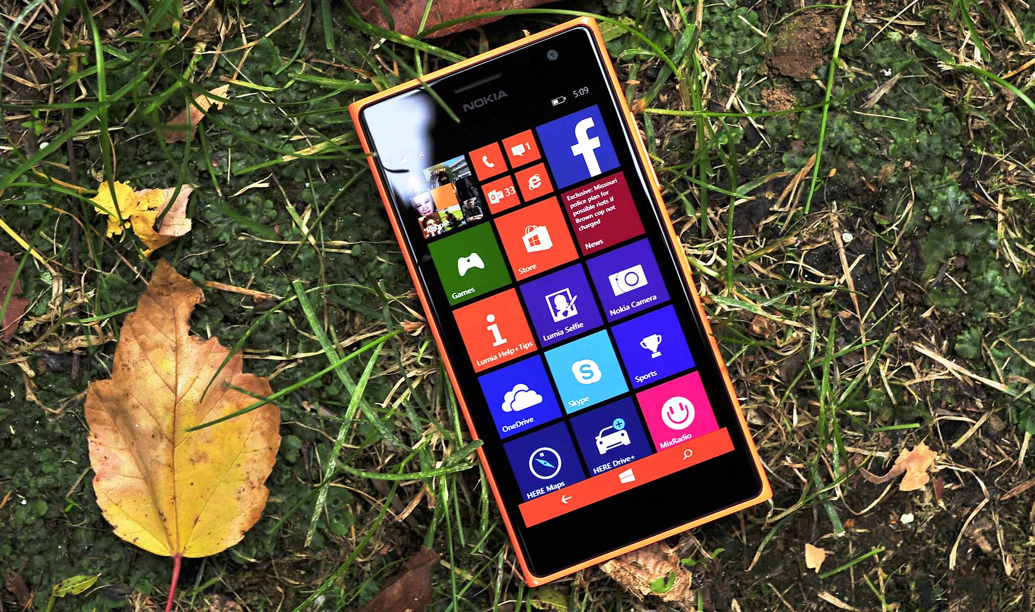Lumia_735_oranage_ground_leaf.jpg