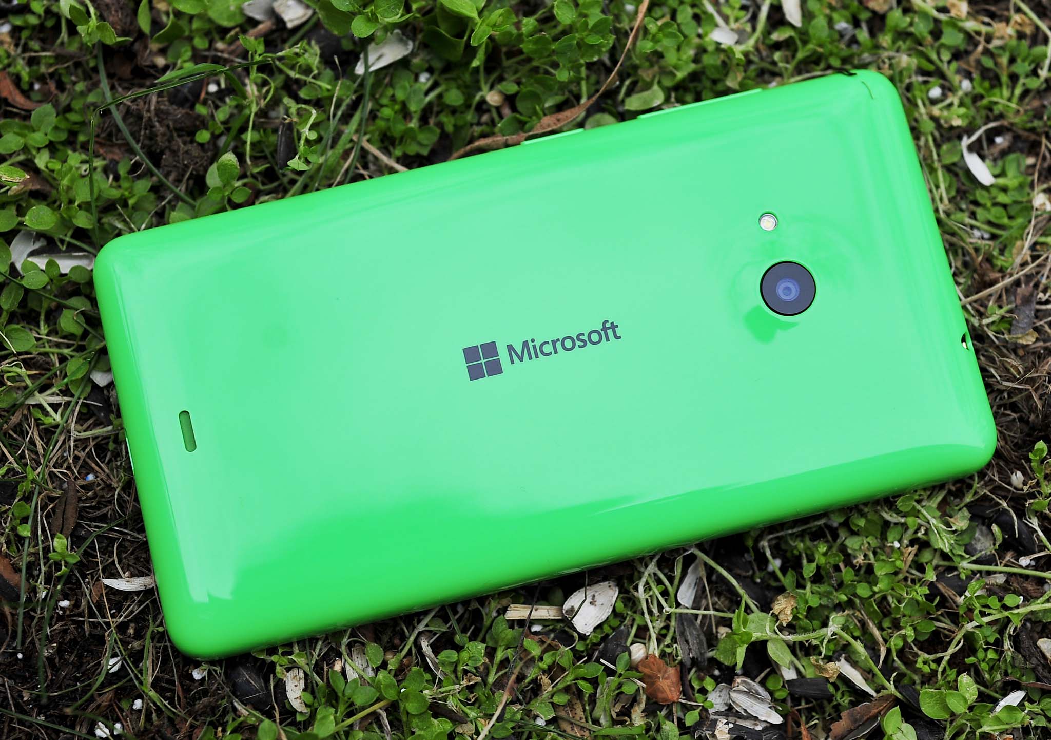 Lumia_535_hero_Microsoft_Logo_ground.jpg