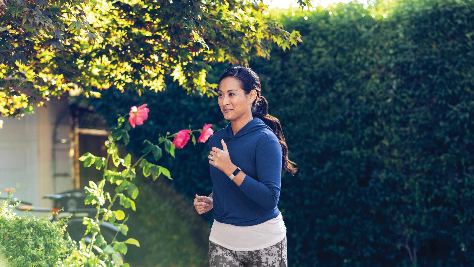 fitbit_inspire_2_lifestyle_sidewalk_mom_running_lunar_white_080.jpg