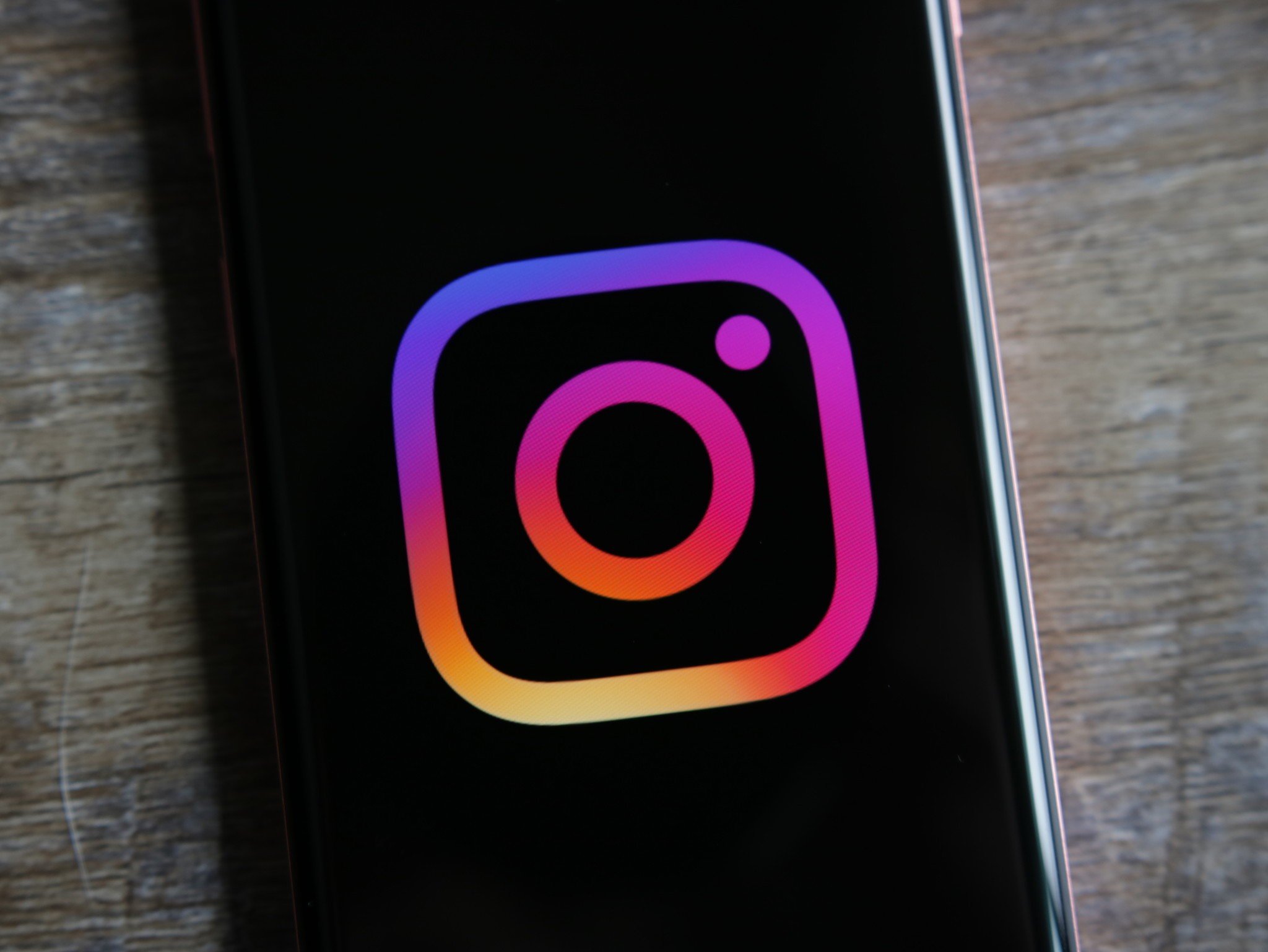 instagram-logo-hero-galaxy-s10-1.jpg