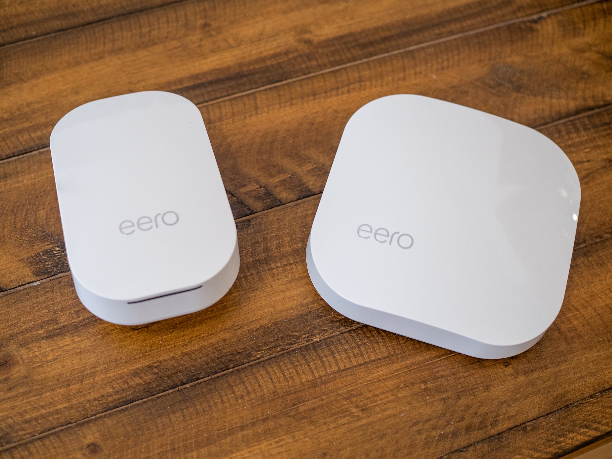 eero-pro-and-beacon-table.jpg