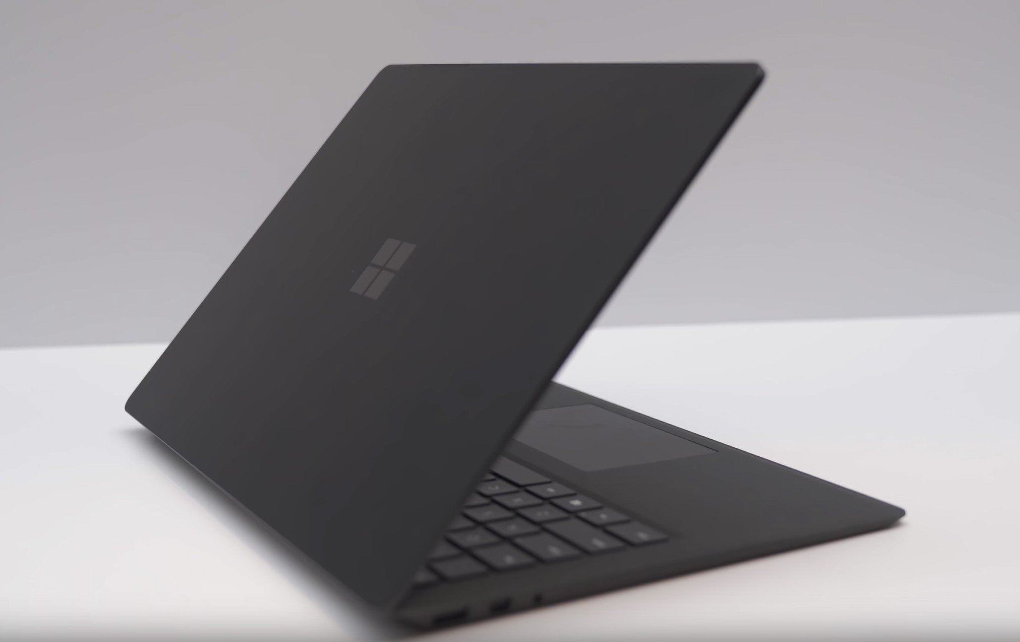 surface-laptop-2-black-video-01.jpg