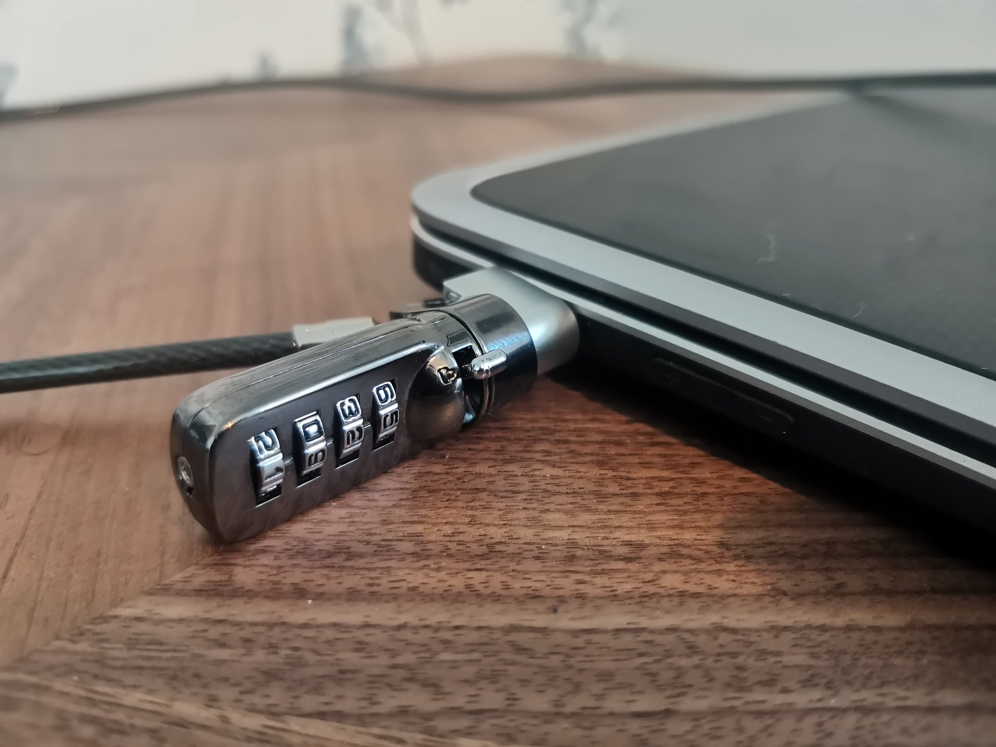 anchor-adapter-in-headphone-jack.jpg