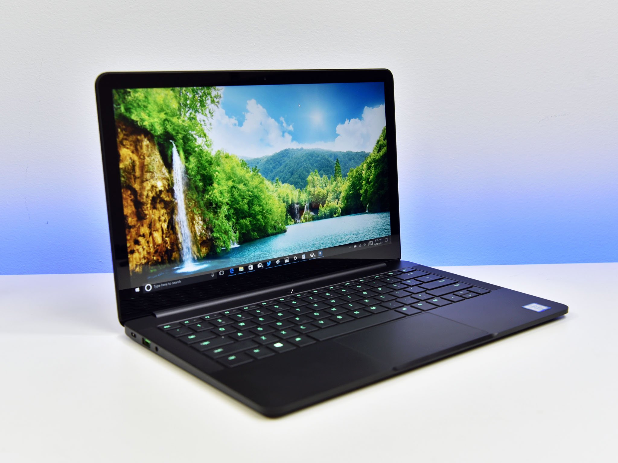 Razer-Blade-Stealth-2017-hero1_0.jpg